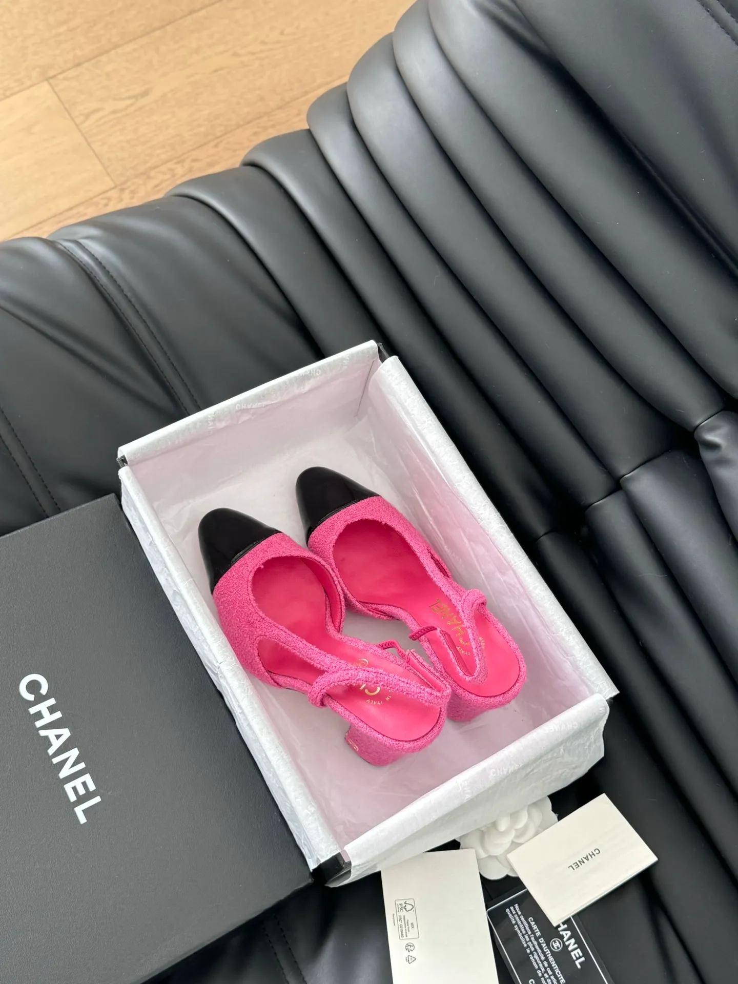 👟👟Ex-factory price 500👟👟 Purchasing-grade Chanel classic slingback sandals. We have been making this model for the past few years. This year we will re-purchase the version and make a detailed copy again. I found that the upper lines and body comfort of the new version have been slightly adjusted! The brand won't say anything because the overall appearance difference is not big and it doesn't affect wearing. All colors now produced are produced according to the latest styles! What you buy is the latest classic model from the counter, made of imported mixed sheepskin surface material, imported mixed sheepskin, and Italian imported cowhide leather soles! High heels 6.5cm Size:35-39 Other sizes can be customized